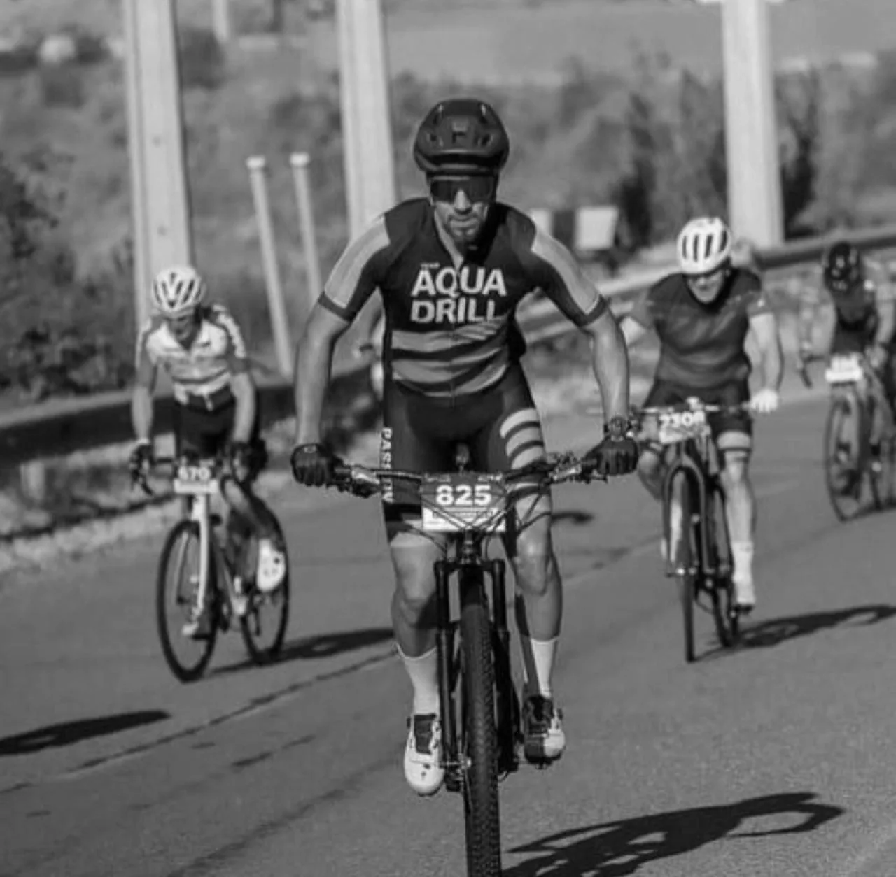 Grupo de ciclistas en competencia de ruta producida por ON Producciones