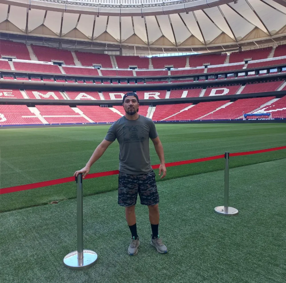 Fundador de ON Producciones sobre el césped del estadio Metropolitano, en Madrid